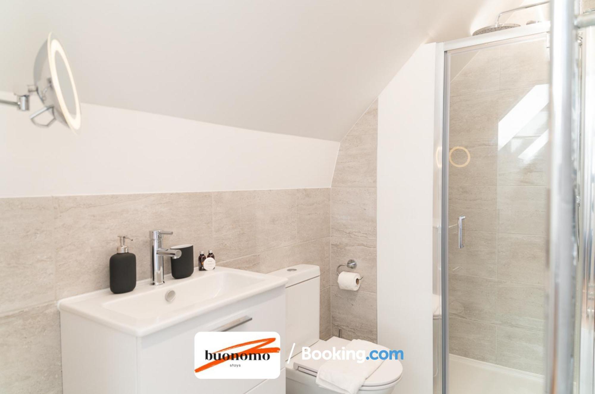 Two Bedroom Apartment At Buonomo Stays Short Lets & Serviced Accommodation London Exterior foto