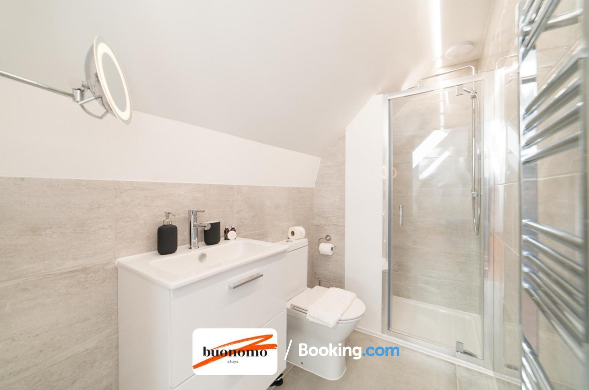 Two Bedroom Apartment At Buonomo Stays Short Lets & Serviced Accommodation London Exterior foto